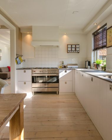 Japandi woonkamer met laag eiken tv-meubel, linnen sofa en naturele materialen