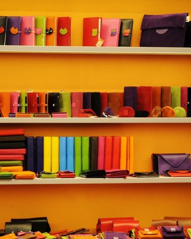 Meubelwinkel met verschillende woonkameropstellingen en kasten