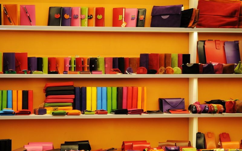 Meubelwinkel met verschillende woonkameropstellingen en kasten