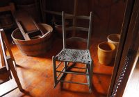 Vintage meubels op een rommelmarkt, met houten stoelen en kasten klaar voor inspectie