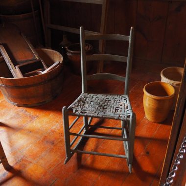 Vintage meubels op een rommelmarkt, met houten stoelen en kasten klaar voor inspectie