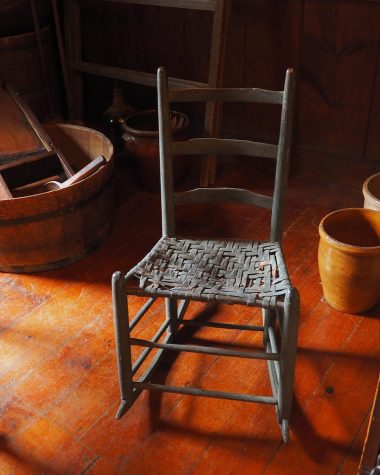 Vintage meubels op een rommelmarkt, met houten stoelen en kasten klaar voor inspectie