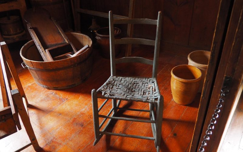 Vintage meubels op een rommelmarkt, met houten stoelen en kasten klaar voor inspectie