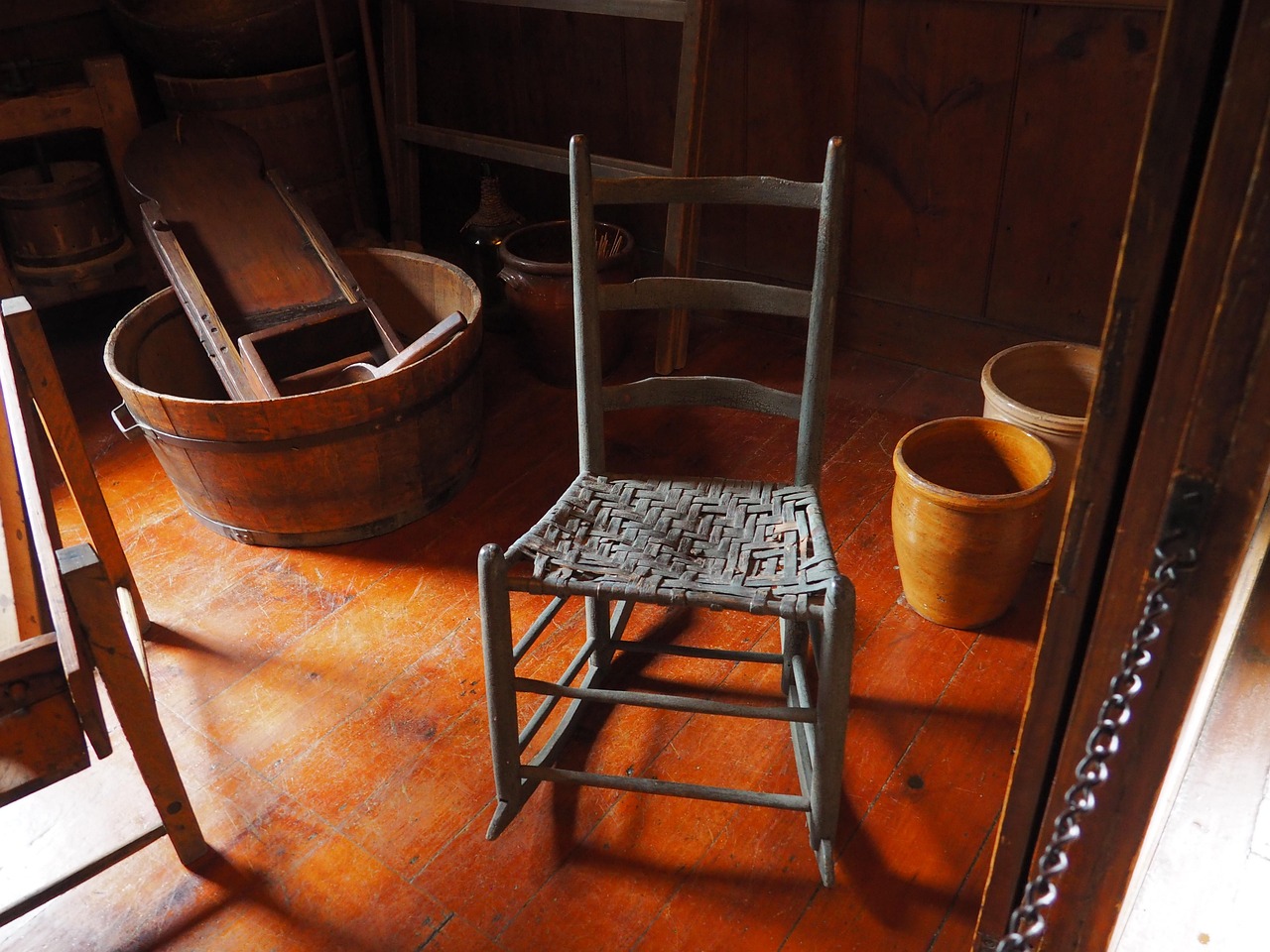 Vintage meubels op een rommelmarkt, met houten stoelen en kasten klaar voor inspectie