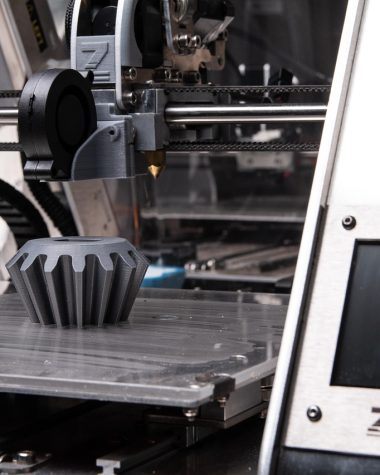 Een 3D printer op een werkblad thuis die een object aan het printen is