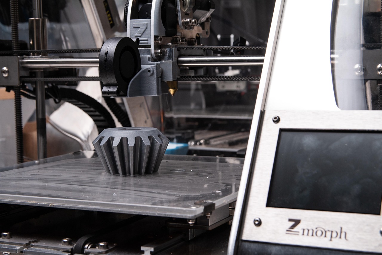 Een 3D printer op een werkblad thuis die een object aan het printen is