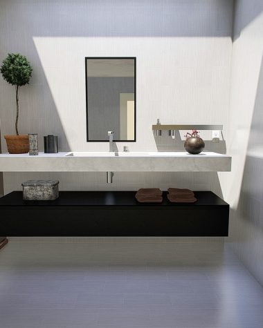 Moderne badkamerspiegel boven een wastafelmeubel in een stijlvolle badkamer