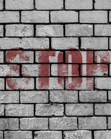 Schilder die buitenverf aanbrengt op een Belgische gevel