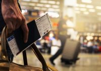 Gezin met koffers op een luchthaven op weg naar vakantie