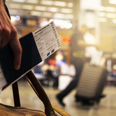 Gezin met koffers op een luchthaven op weg naar vakantie