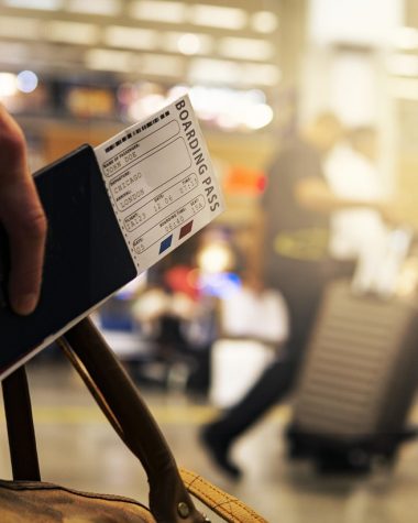 Gezin met koffers op een luchthaven op weg naar vakantie