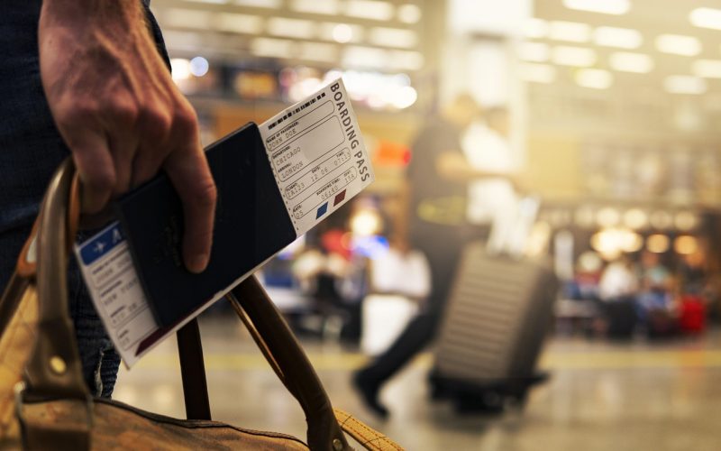 Gezin met koffers op een luchthaven op weg naar vakantie