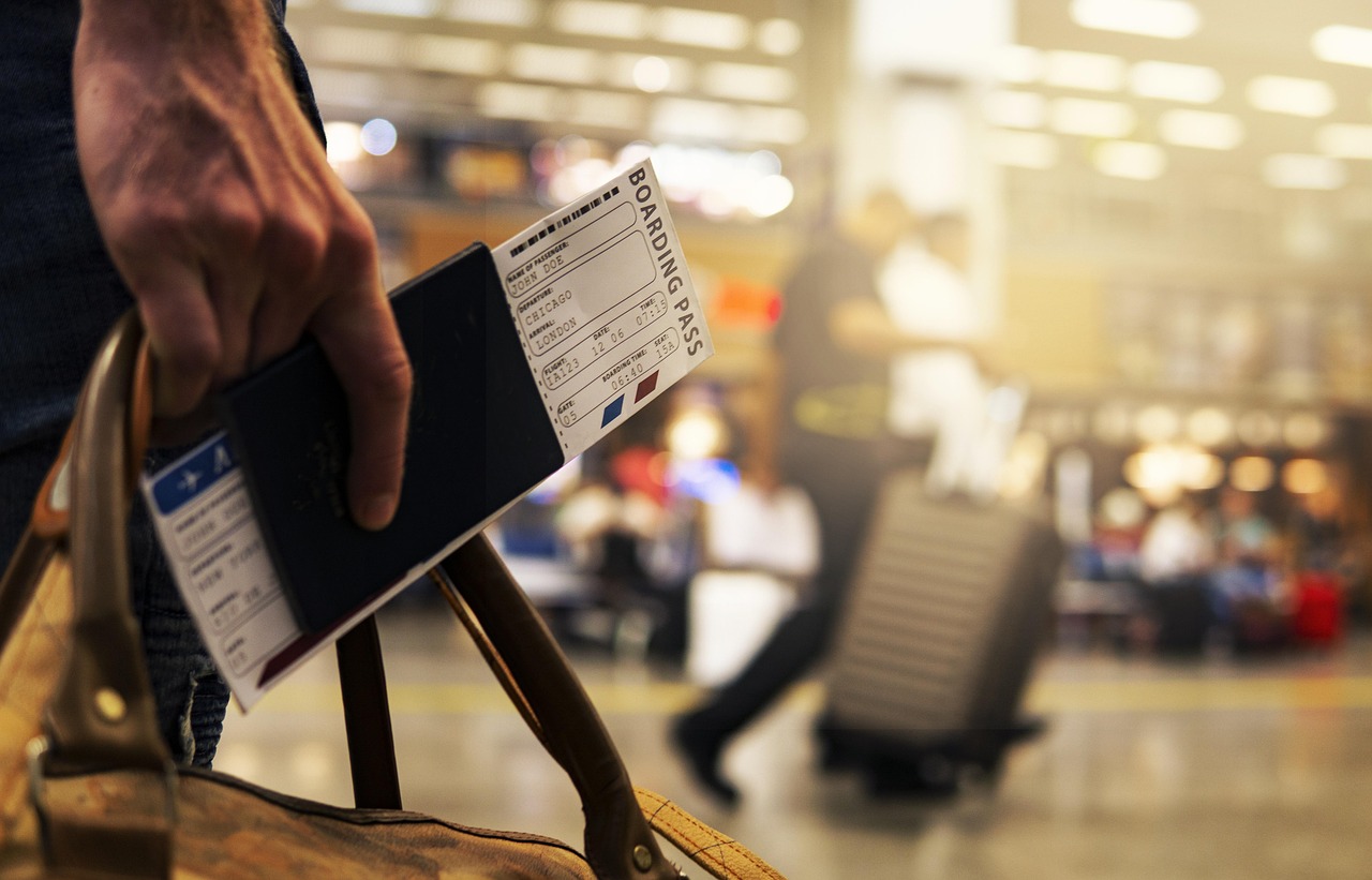 Gezin met koffers op een luchthaven op weg naar vakantie