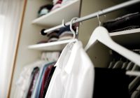 Zomerse kleding gesorteerd op bed bij het opruimen van de garderobe