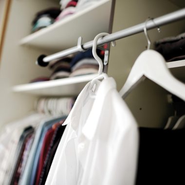 Zomerse kleding gesorteerd op bed bij het opruimen van de garderobe