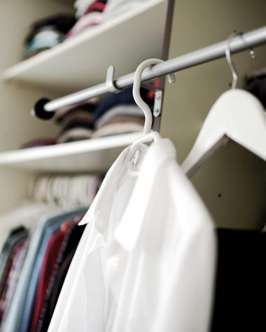 Zomerse kleding gesorteerd op bed bij het opruimen van de garderobe