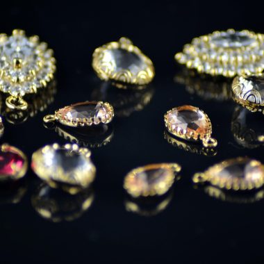 Gouden accessoires zoals kettingen, ringen en oorbellen gerangschikt op een lichte ondergrond
