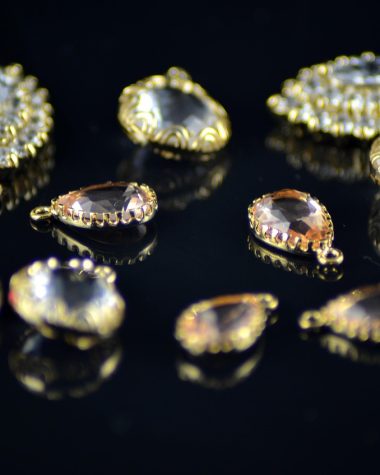 Gouden accessoires zoals kettingen, ringen en oorbellen gerangschikt op een lichte ondergrond