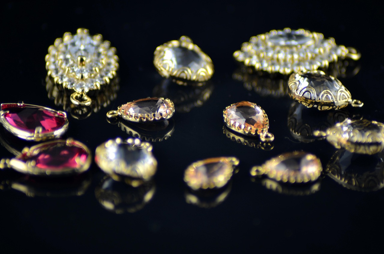 Gouden accessoires zoals kettingen, ringen en oorbellen gerangschikt op een lichte ondergrond