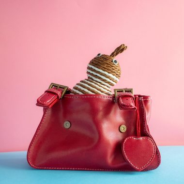 Selectie van heren accessoires zoals een leren portefeuille, armband en manchetknopen als cadeau