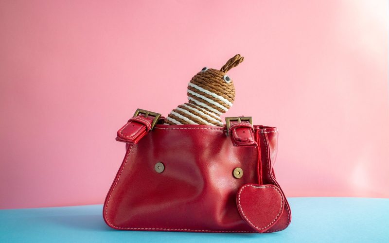 Selectie van heren accessoires zoals een leren portefeuille, armband en manchetknopen als cadeau