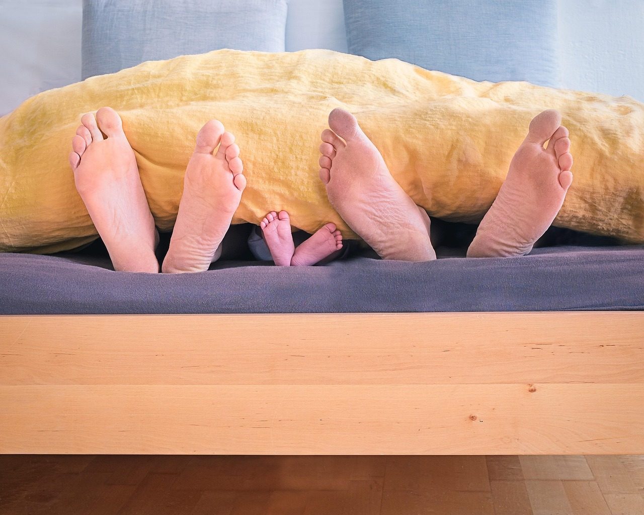 Lichte kinderkamer voor een peuter met houten meubels, lage opbergbakken en een zachte speelmat