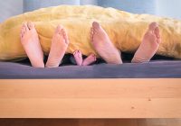 Lichte kinderkamer voor een peuter met houten meubels, lage opbergbakken en een zachte speelmat