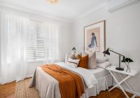 Stijlvol ingericht kubuswoning interieur met schuine wanden en minimalistisch meubilair