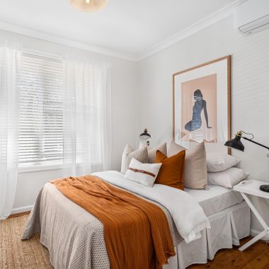 Stijlvol ingericht kubuswoning interieur met schuine wanden en minimalistisch meubilair