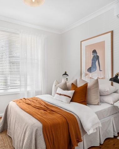 Stijlvol ingericht kubuswoning interieur met schuine wanden en minimalistisch meubilair