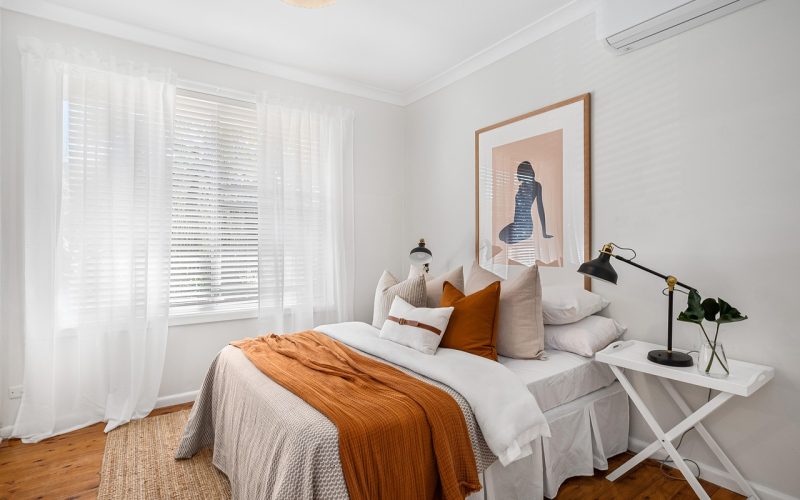 Stijlvol ingericht kubuswoning interieur met schuine wanden en minimalistisch meubilair
