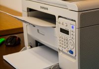 Laserprinter op een bureau in een thuiskantoor