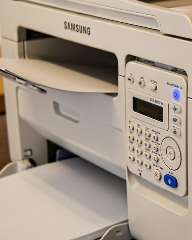 Laserprinter op een bureau in een thuiskantoor