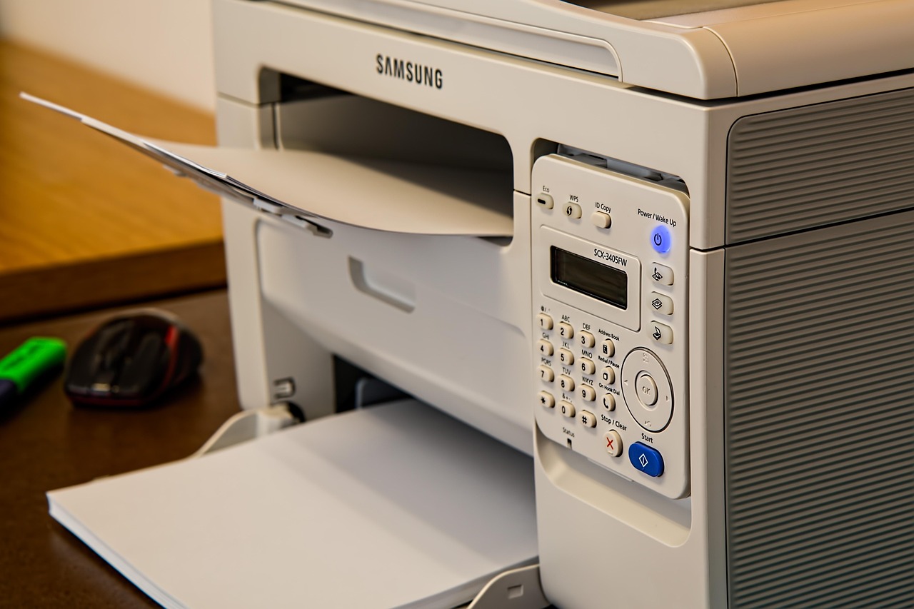 Laserprinter op een bureau in een thuiskantoor