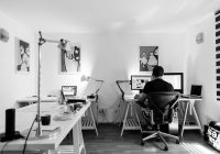 Luchtkwaliteitsmeter op een bureau naast een laserprinter in een thuiskantoor