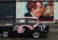 Straatje in Berlijn met vintage winkels en kleurrijke gevels