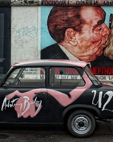 Straatje in Berlijn met vintage winkels en kleurrijke gevels