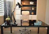 Ergonomische bureaustoel aan een thuiswerkplek met bureau en lamp