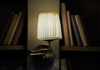Bamboe eettafel in een moderne woonkamer naast een eikenhouten wandplank