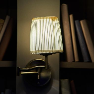 Bamboe eettafel in een moderne woonkamer naast een eikenhouten wandplank