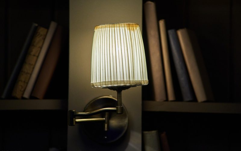 Bamboe eettafel in een moderne woonkamer naast een eikenhouten wandplank