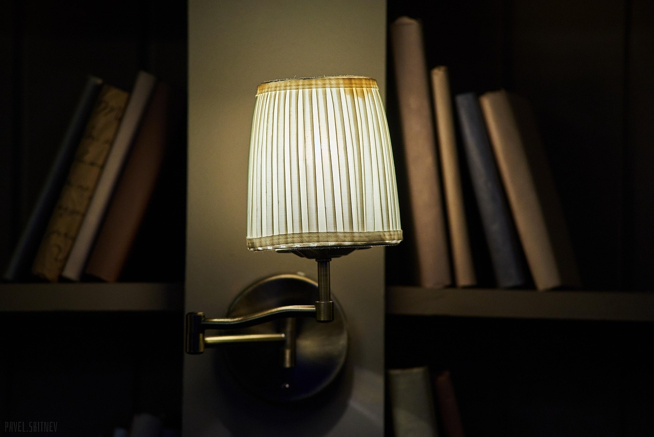 Bamboe eettafel in een moderne woonkamer naast een eikenhouten wandplank