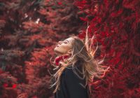 Werkende vrouw in een gelaagde herfstoutfit met cardigan en rechte broek