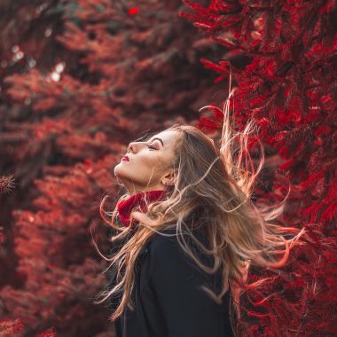 Werkende vrouw in een gelaagde herfstoutfit met cardigan en rechte broek