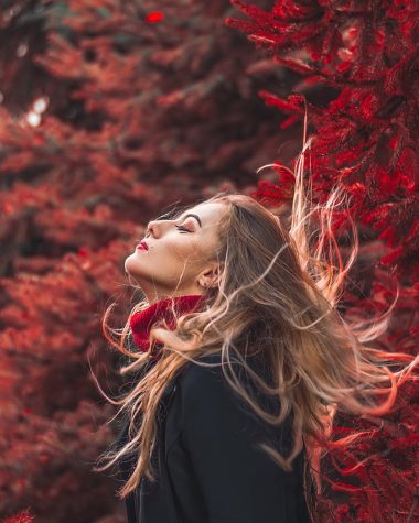 Werkende vrouw in een gelaagde herfstoutfit met cardigan en rechte broek