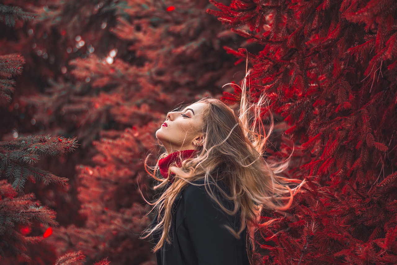 Werkende vrouw in een gelaagde herfstoutfit met cardigan en rechte broek