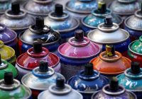 Verfpotten van verschillende merken in een bouwmarkt