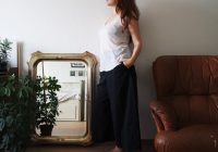 Een stijlvolle leren bank in een moderne woonkamer