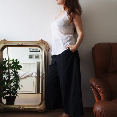 Een stijlvolle leren bank in een moderne woonkamer