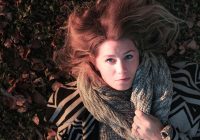 Vrouw met stijlvol gedrapeerde sjaal in herfstoutfit